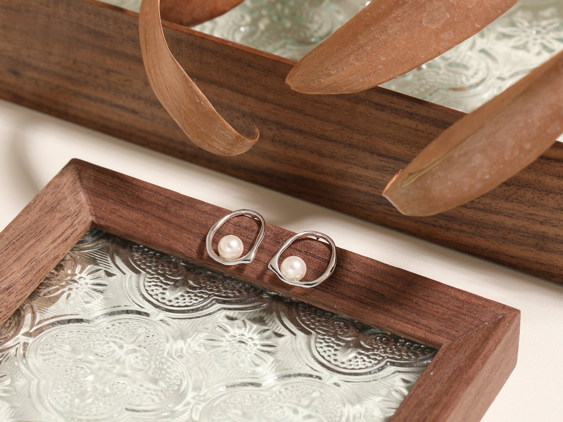 Oval Hoop Stud Earrings with Freshwater Pearl Oval Hoop Stud Earrings with Freshwater Pearl