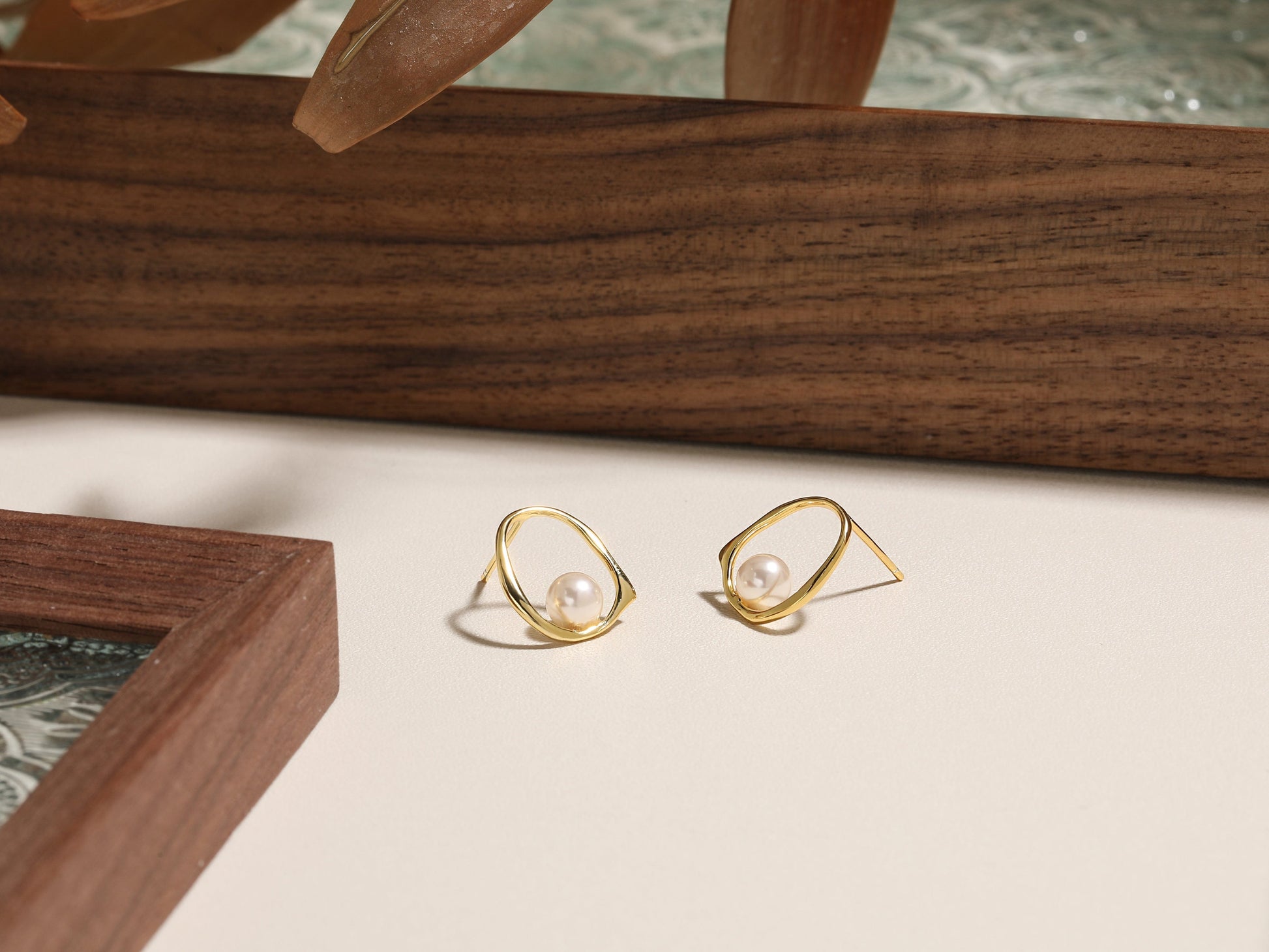 Oval Hoop Stud Earrings with Freshwater Pearl Oval Hoop Stud Earrings with Freshwater Pearl