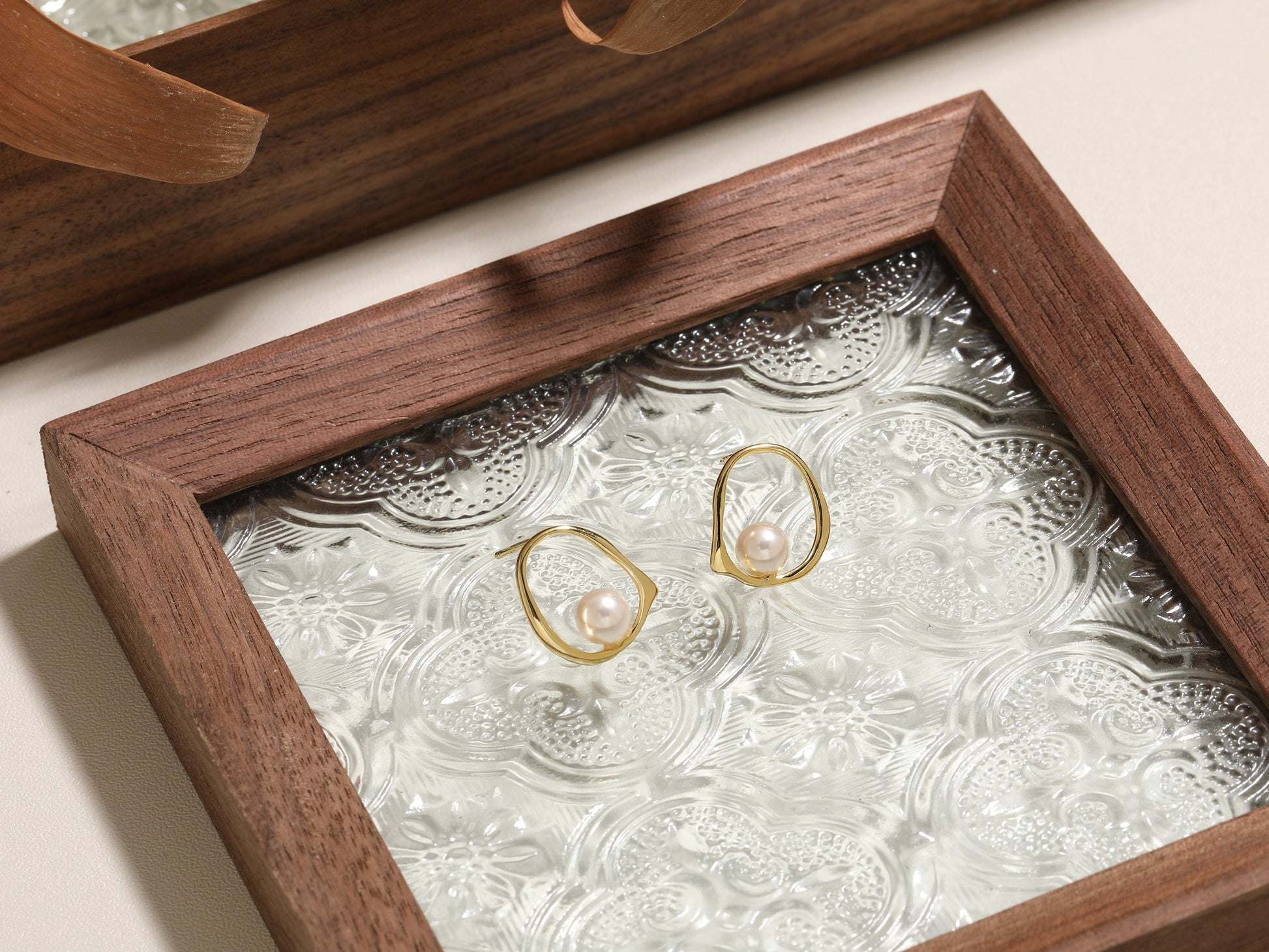 Oval Hoop Stud Earrings with Freshwater Pearl Oval Hoop Stud Earrings with Freshwater Pearl