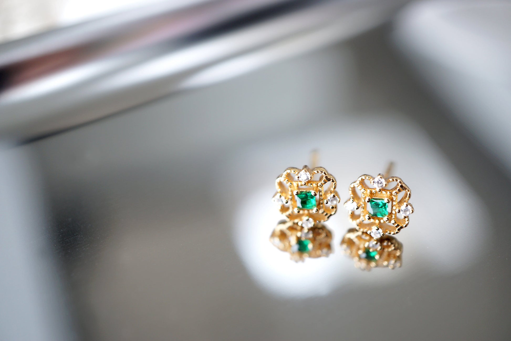 14K Gold 14K Gold Emerald Green Crystal Floral Stud Earrings Discover 14K Gold Emerald Green Crystal Floral Stud Earrings - Perfect Gift for Special Occasions