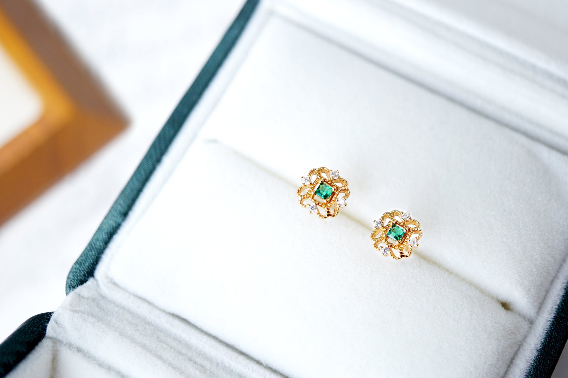 14K Gold 14K Gold Emerald Green Crystal Floral Stud Earrings Discover 14K Gold Emerald Green Crystal Floral Stud Earrings - Perfect Gift for Special Occasions