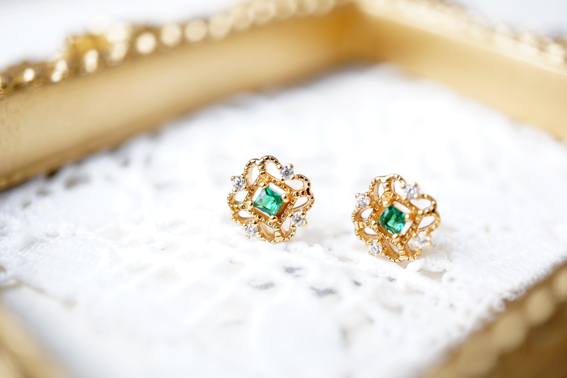 14K Gold 14K Gold Emerald Green Crystal Floral Stud Earrings Discover 14K Gold Emerald Green Crystal Floral Stud Earrings - Perfect Gift for Special Occasions