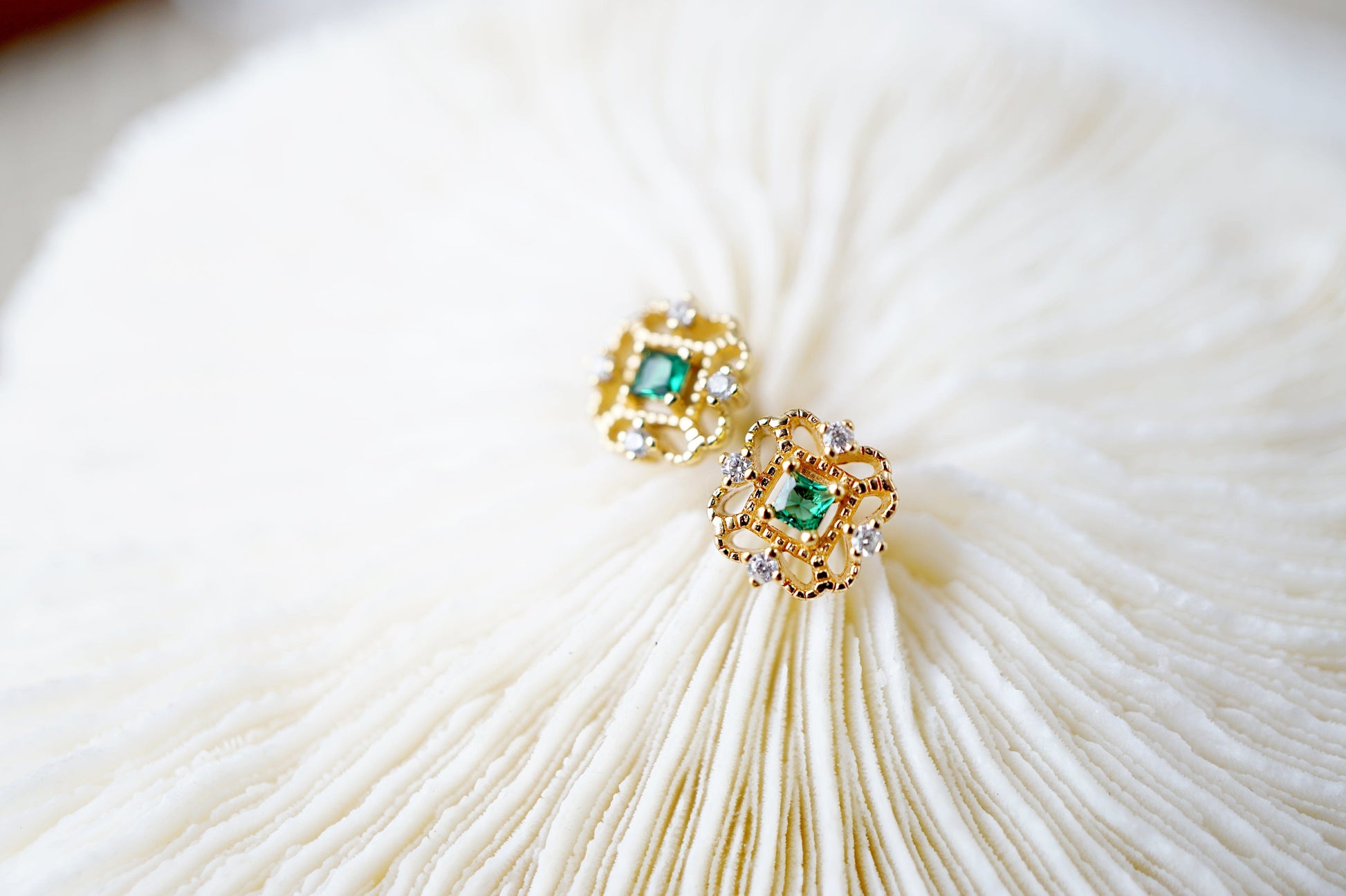 14K Gold 14K Gold Emerald Green Crystal Floral Stud Earrings Discover 14K Gold Emerald Green Crystal Floral Stud Earrings - Perfect Gift for Special Occasions