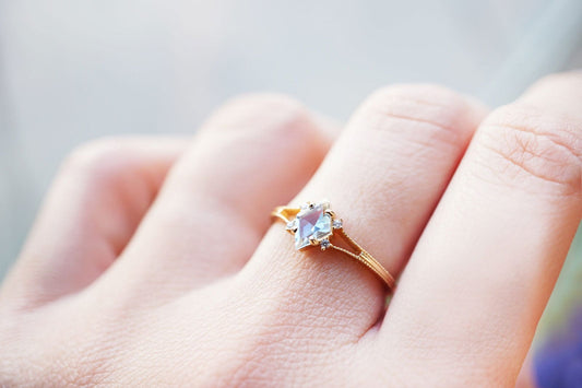 18K Gold Diamong Cut Swiss Blue Topaz Ring Discover the Elegance of an 18K Gold Diamond Cut Swiss Blue Topaz Ring - Perfect Natural Gemstone Gift