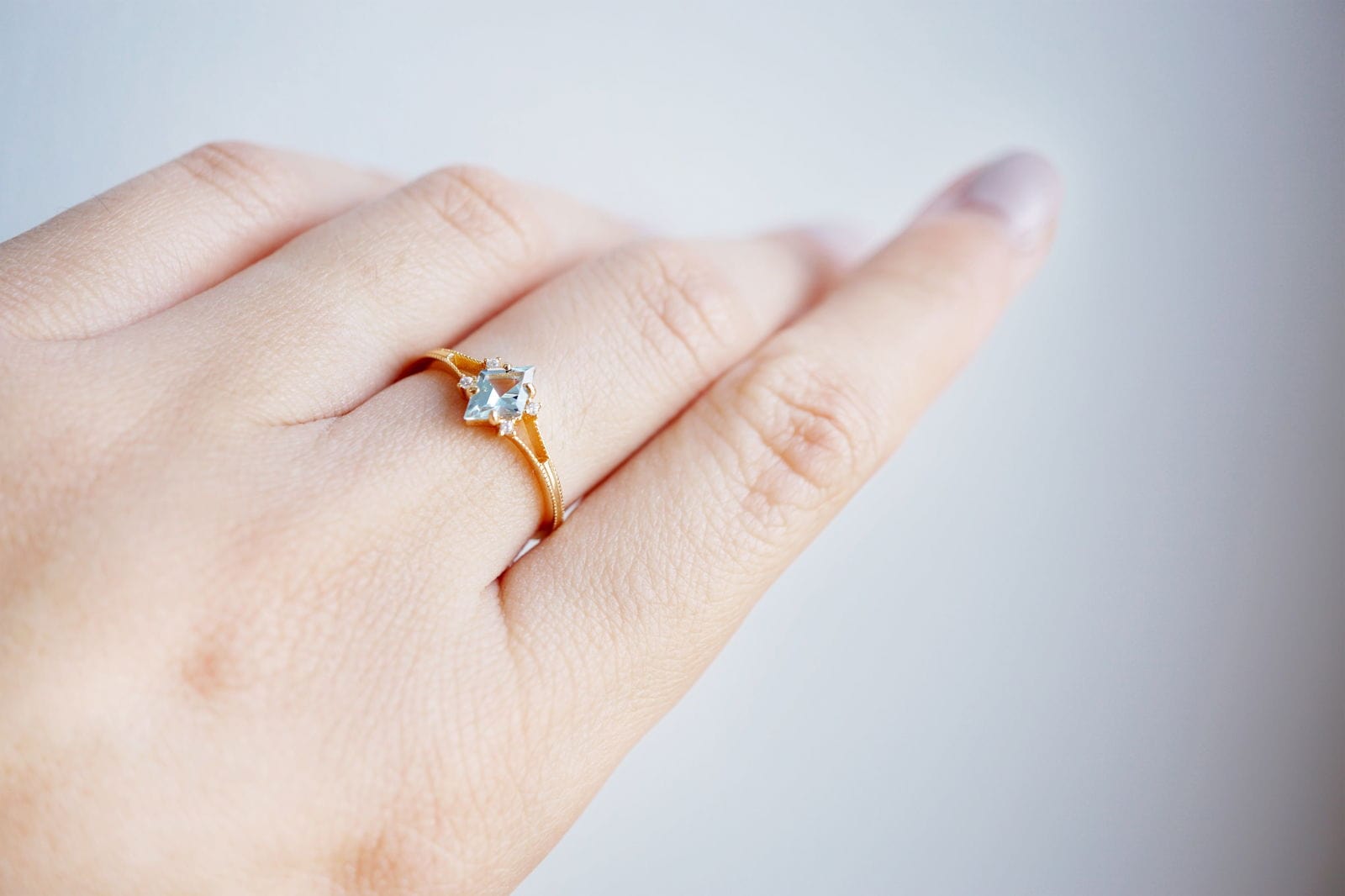 18K Gold Diamong Cut Swiss Blue Topaz Ring Discover the Elegance of an 18K Gold Diamond Cut Swiss Blue Topaz Ring - Perfect Natural Gemstone Gift