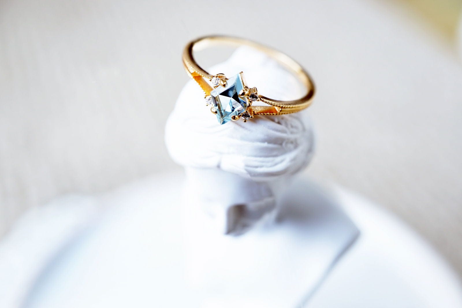 18K Gold Diamong Cut Swiss Blue Topaz Ring Discover the Elegance of an 18K Gold Diamond Cut Swiss Blue Topaz Ring - Perfect Natural Gemstone Gift
