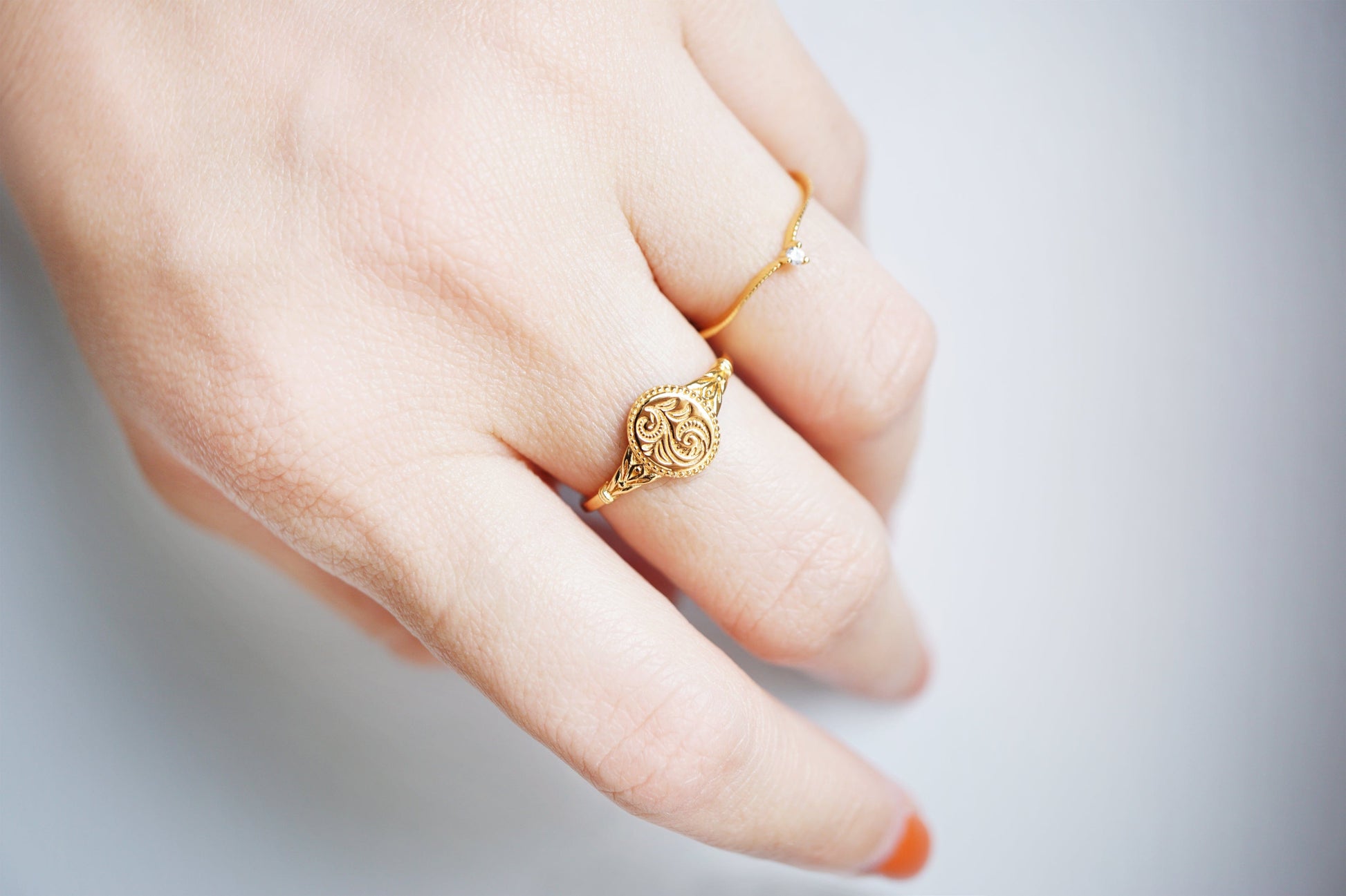 18K Gold 18K Gold Flower Oval Signet Ring Discover the 18K Gold Flower Oval Signet Ring: Vintage Style, Adjustable, and Engraved Floral Design