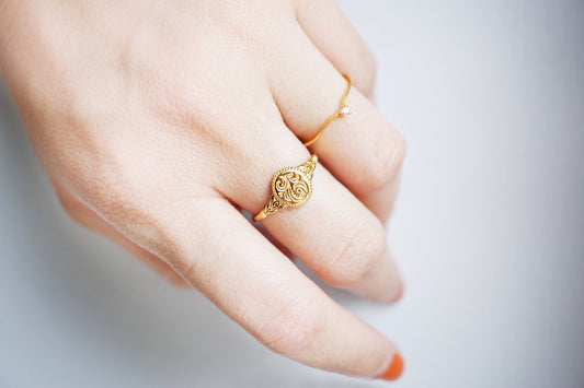 18K Gold 18K Gold Flower Oval Signet Ring Discover the 18K Gold Flower Oval Signet Ring: Vintage Style, Adjustable, and Engraved Floral Design