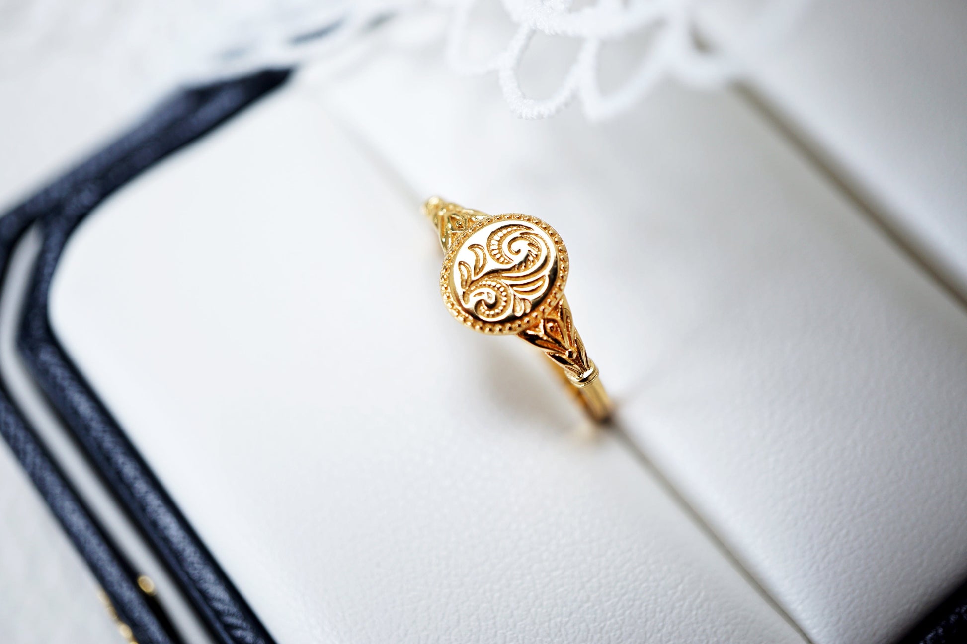 18K Gold 18K Gold Flower Oval Signet Ring Discover the 18K Gold Flower Oval Signet Ring: Vintage Style, Adjustable, and Engraved Floral Design