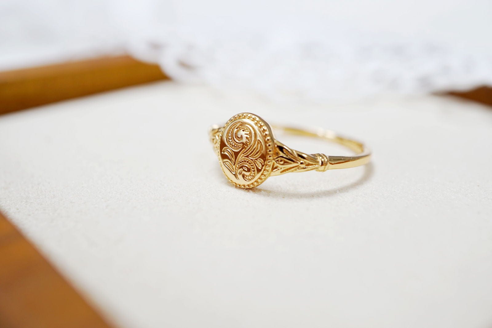 18K Gold 18K Gold Flower Oval Signet Ring Discover the 18K Gold Flower Oval Signet Ring: Vintage Style, Adjustable, and Engraved Floral Design