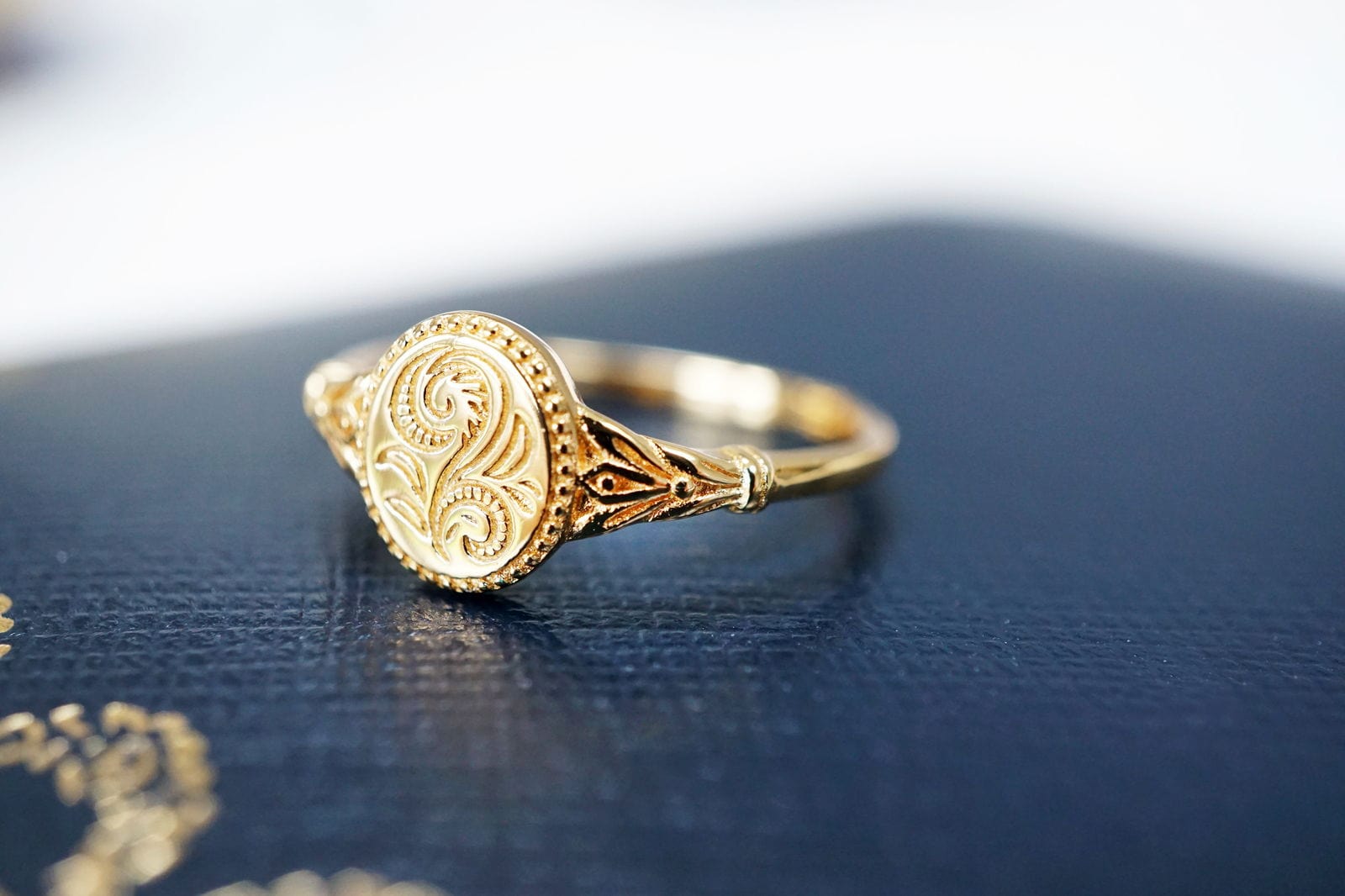 18K Gold 18K Gold Flower Oval Signet Ring Discover the 18K Gold Flower Oval Signet Ring: Vintage Style, Adjustable, and Engraved Floral Design