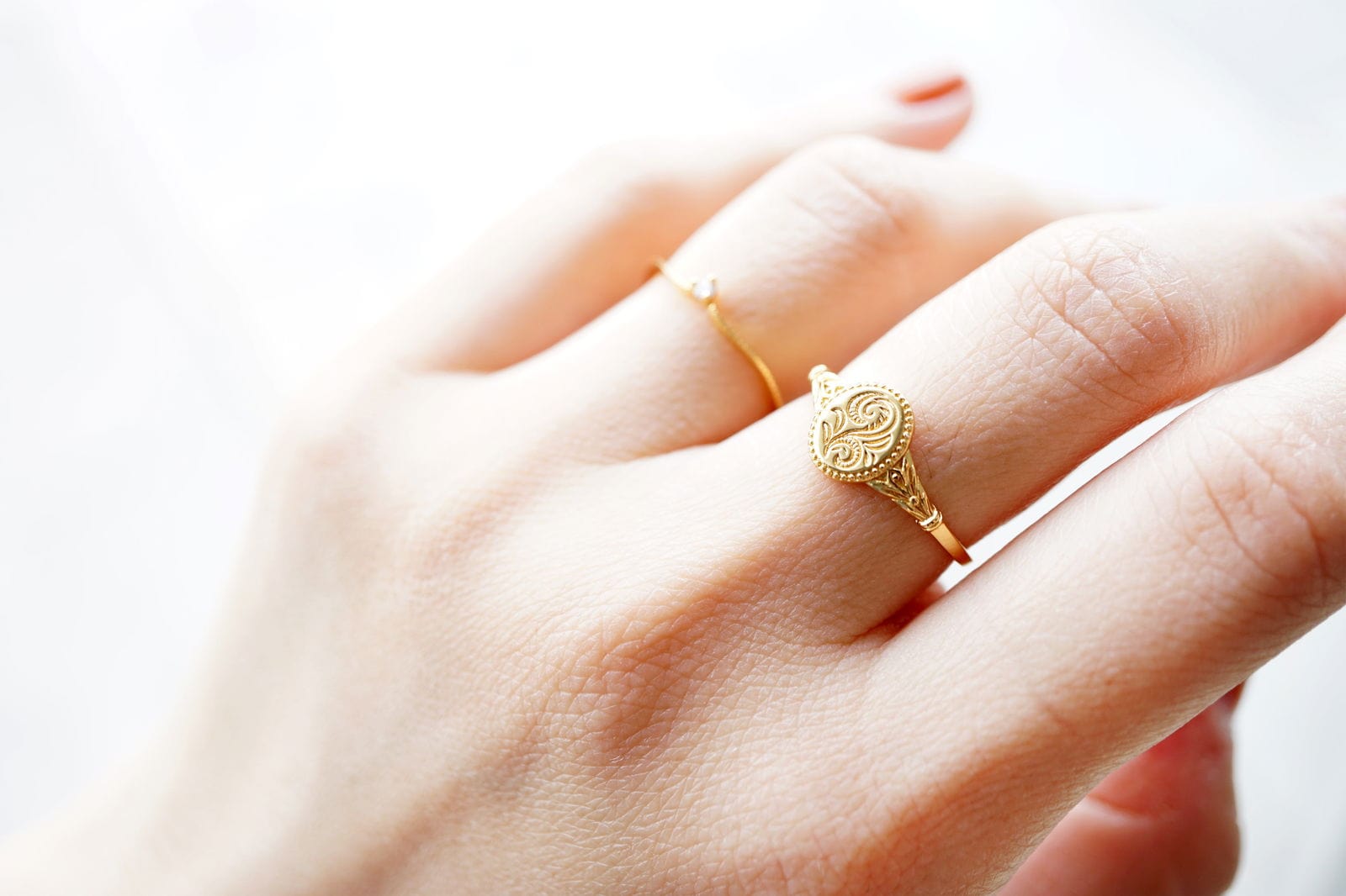18K Gold 18K Gold Flower Oval Signet Ring Discover the 18K Gold Flower Oval Signet Ring: Vintage Style, Adjustable, and Engraved Floral Design
