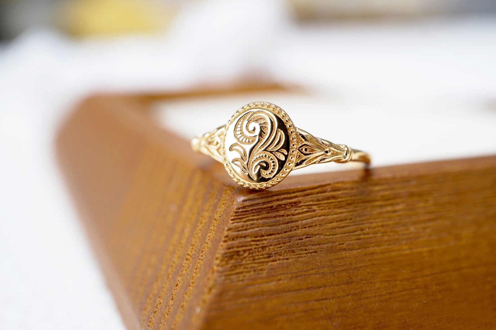 18K Gold 18K Gold Flower Oval Signet Ring Discover the 18K Gold Flower Oval Signet Ring: Vintage Style, Adjustable, and Engraved Floral Design