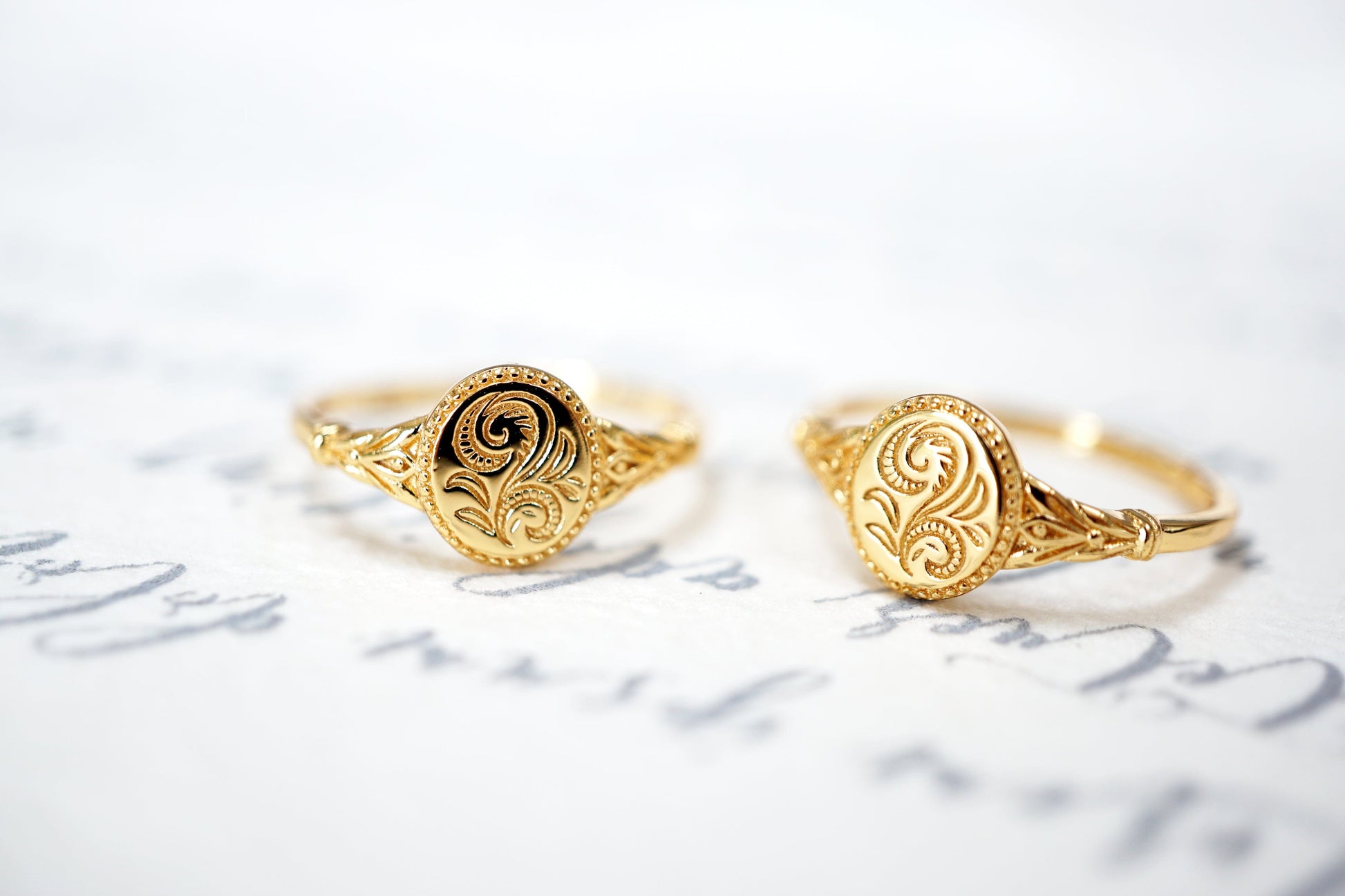 18K Gold 18K Gold Flower Oval Signet Ring Discover the 18K Gold Flower Oval Signet Ring: Vintage Style, Adjustable, and Engraved Floral Design