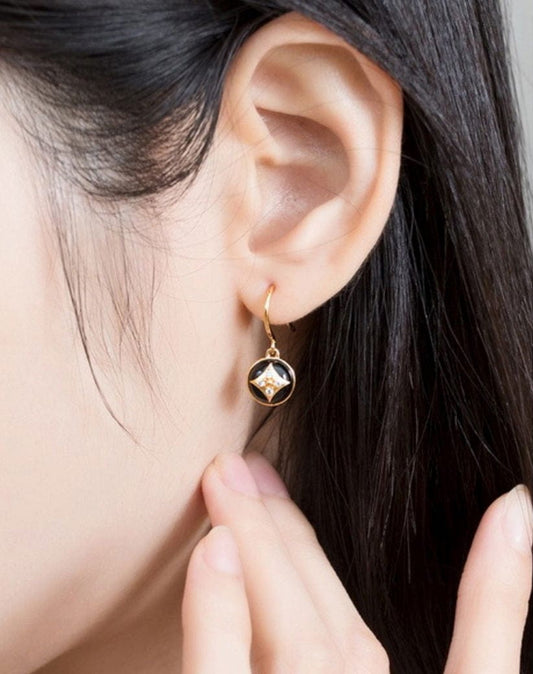 18K Gold 18K Gold Natural Black Onyx Flower Drop Earrings Discover Vintage Style 18K Gold Natural Black Onyx Flower Drop Earrings - Perfect Gift for Special Occasions and Anniversaries