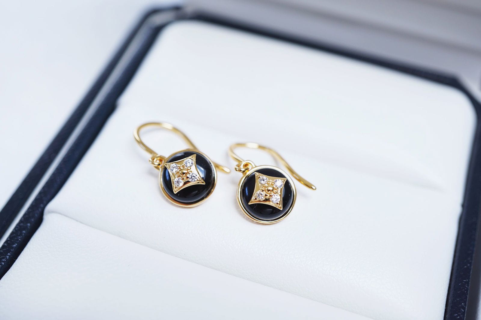 18K Gold 18K Gold Natural Black Onyx Flower Drop Earrings Discover Vintage Style 18K Gold Natural Black Onyx Flower Drop Earrings - Perfect Gift for Special Occasions and Anniversaries