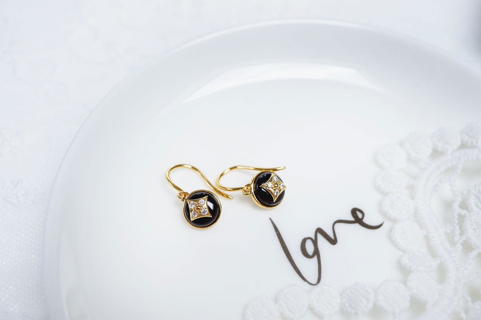 18K Gold 18K Gold Natural Black Onyx Flower Drop Earrings Discover Vintage Style 18K Gold Natural Black Onyx Flower Drop Earrings - Perfect Gift for Special Occasions and Anniversaries