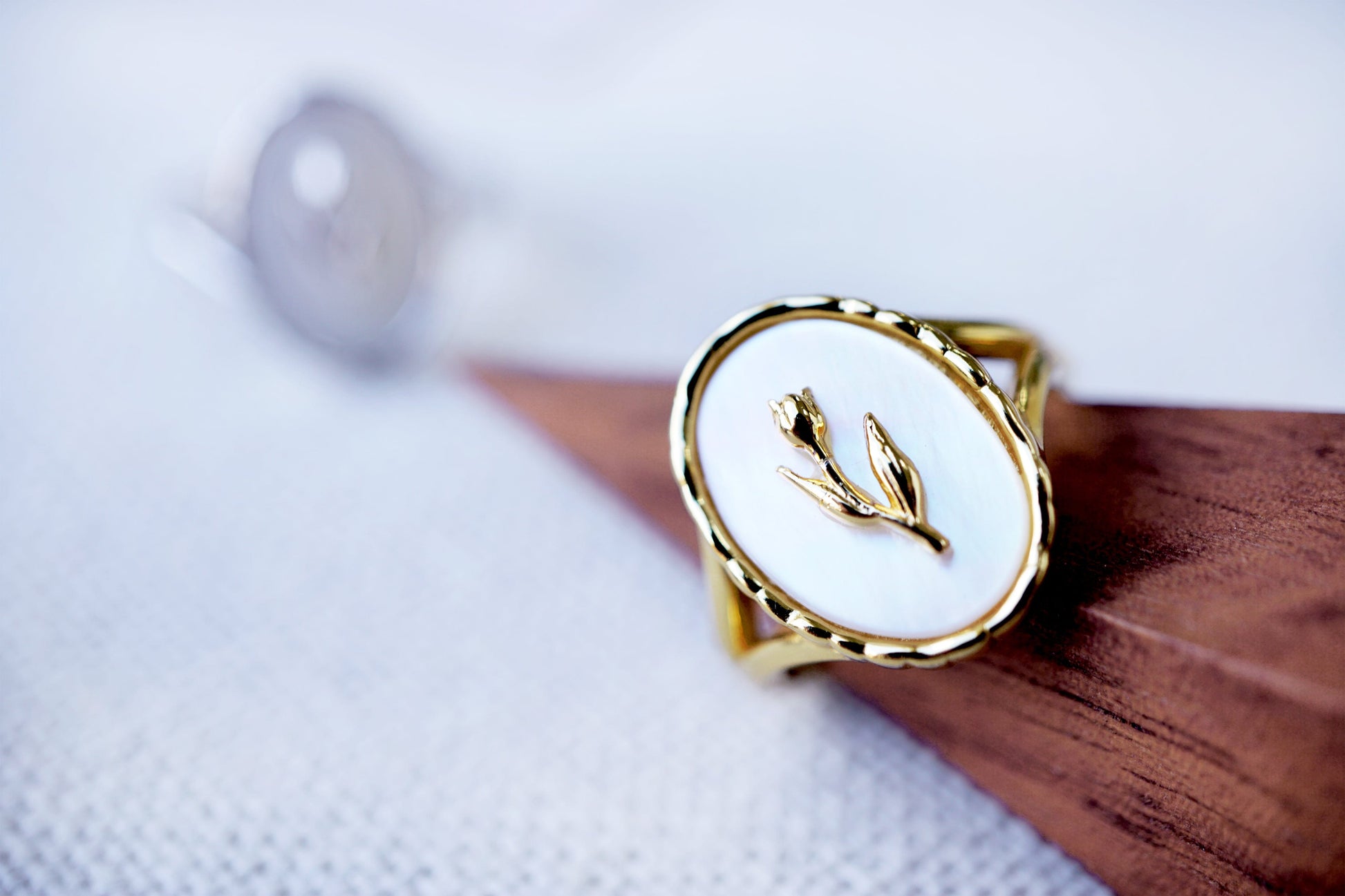 Tulip Flower Mother of Pearl Signet Ring in Sterling Silver Tulip Flower Mother of Pearl Signet Ring in Sterling Silver