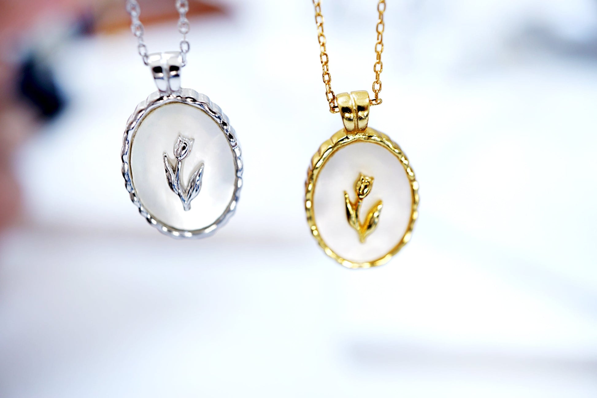 18K Gold and Silver Tulip Flower Oval Pendant Necklace Discover Elegance with Our 18K Gold and Silver Tulip Flower Oval Pendant Necklace - Medallion Charm & Mother of Pearl Design