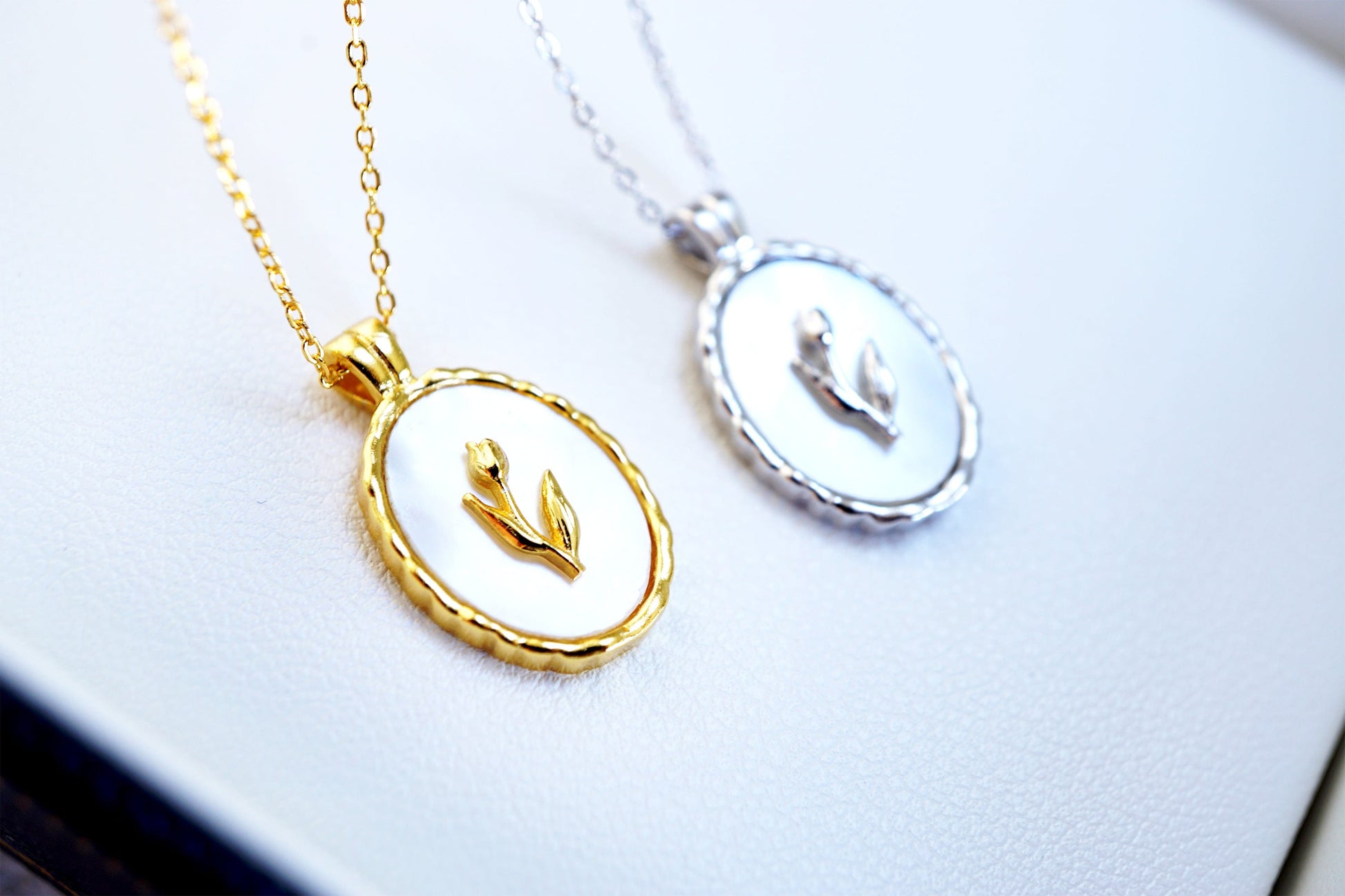 18K Gold and Silver Tulip Flower Oval Pendant Necklace Discover Elegance with Our 18K Gold and Silver Tulip Flower Oval Pendant Necklace - Medallion Charm & Mother of Pearl Design