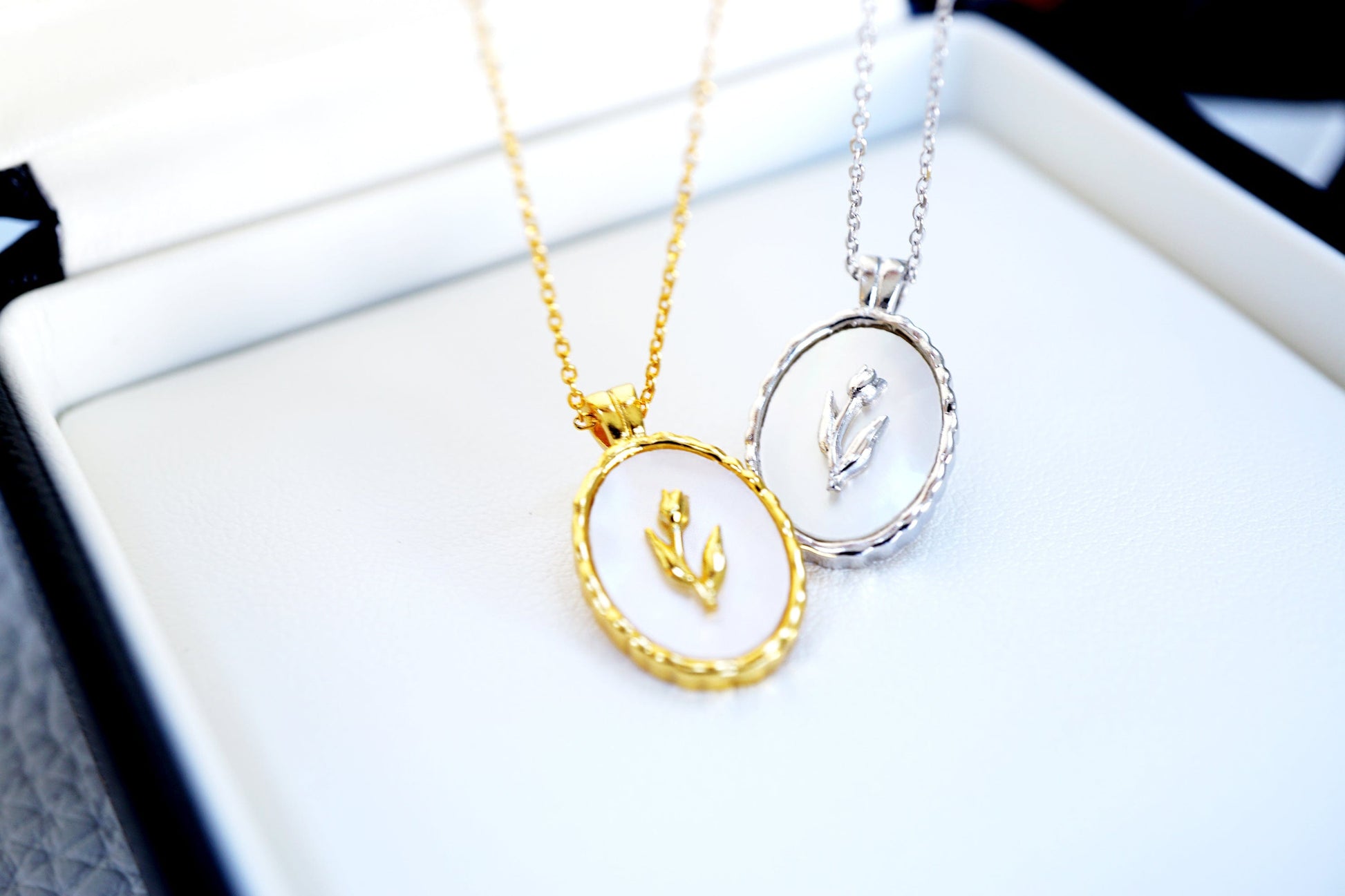 18K Gold and Silver Tulip Flower Oval Pendant Necklace Discover Elegance with Our 18K Gold and Silver Tulip Flower Oval Pendant Necklace - Medallion Charm & Mother of Pearl Design
