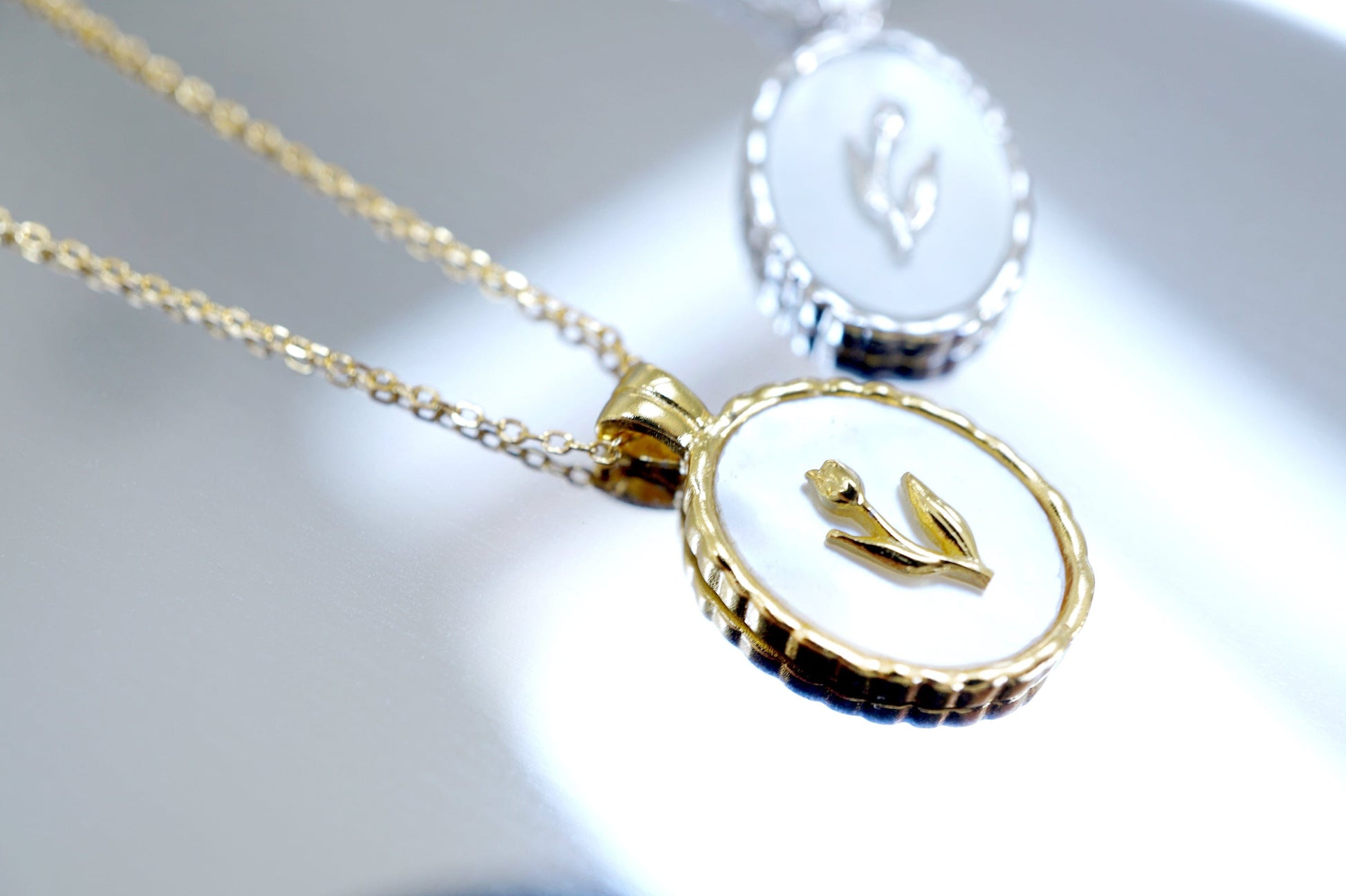 18K Gold and Silver Tulip Flower Oval Pendant Necklace Discover Elegance with Our 18K Gold and Silver Tulip Flower Oval Pendant Necklace - Medallion Charm & Mother of Pearl Design