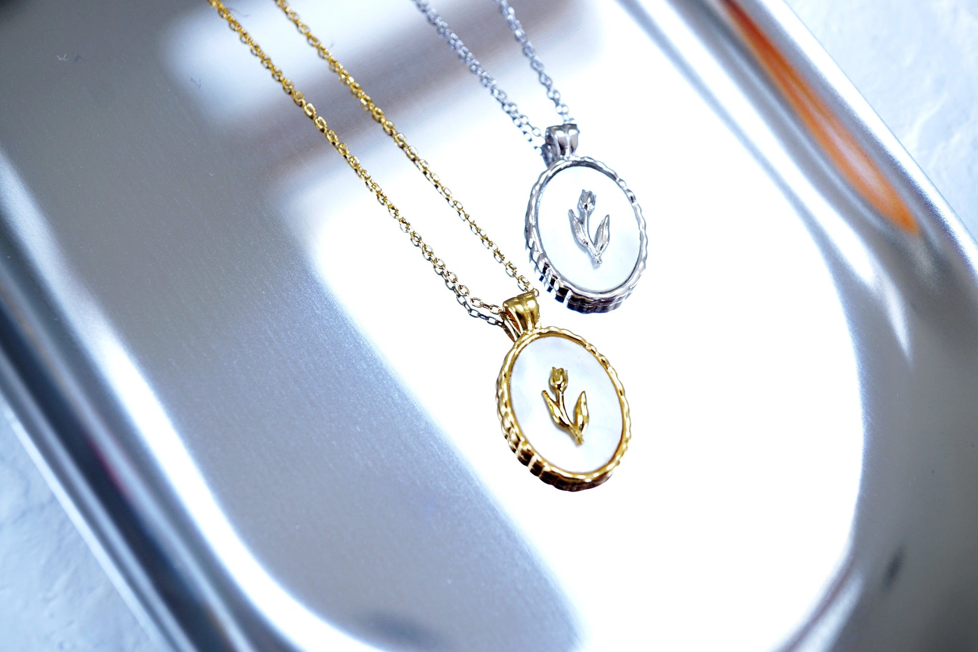 18K Gold and Silver Tulip Flower Oval Pendant Necklace Discover Elegance with Our 18K Gold and Silver Tulip Flower Oval Pendant Necklace - Medallion Charm & Mother of Pearl Design