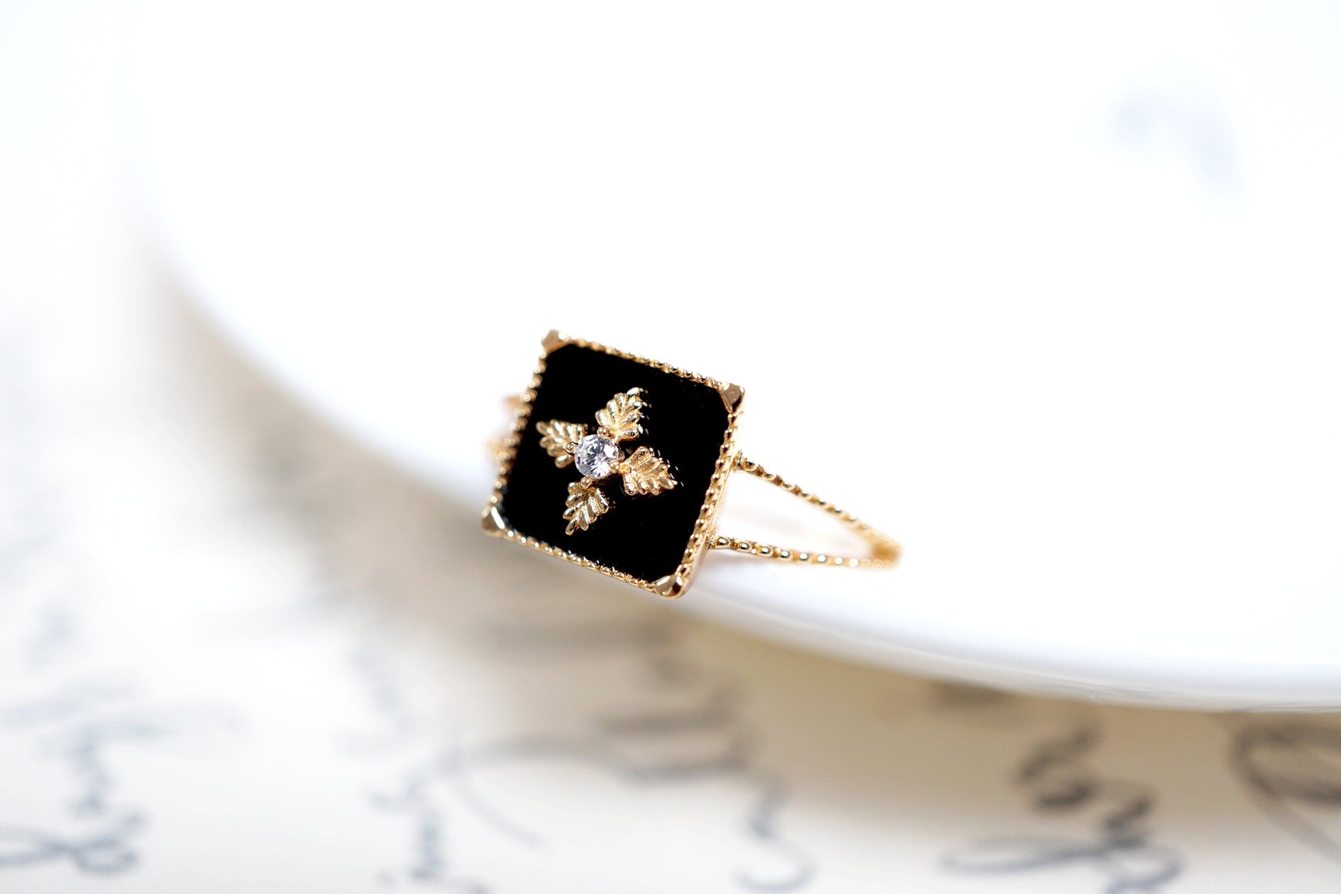 18K Gold Natural Black Onyx Leaf Ring Discover the Elegance of 18K Gold Natural Black Onyx Leaf Ring - Perfect Stacking and Gift Ring