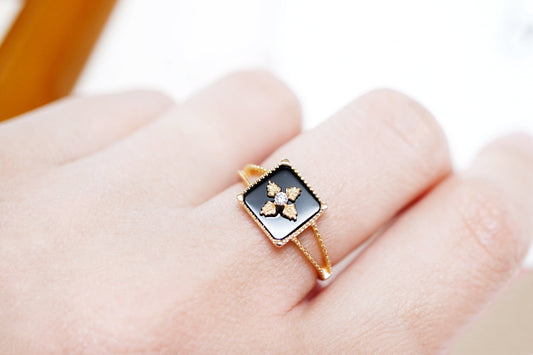 18K Gold Natural Black Onyx Leaf Ring Discover the Elegance of 18K Gold Natural Black Onyx Leaf Ring - Perfect Stacking and Gift Ring