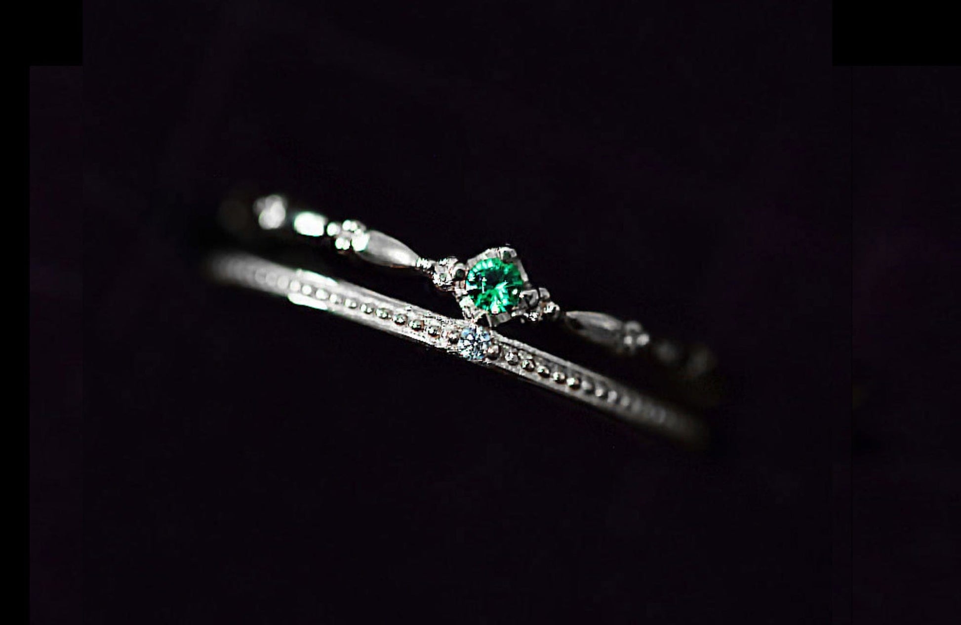 Emerald Green Crystal Double Band Ring Elegant Emerald Green Crystal Double Band Ring: Vintage Style Open Band Gift