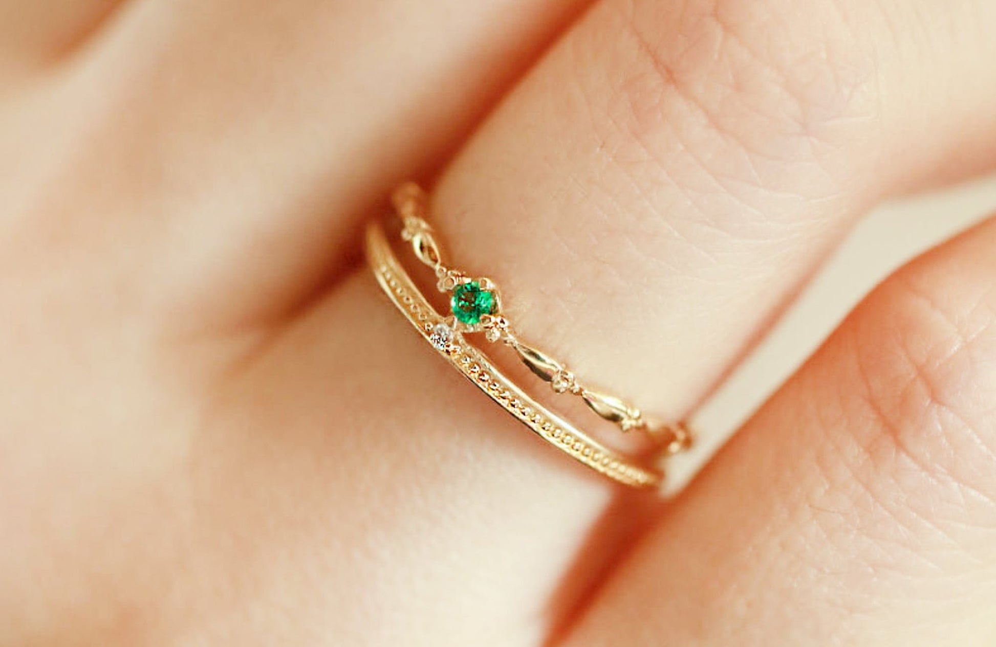 Emerald Green Crystal Double Band Ring Elegant Emerald Green Crystal Double Band Ring: Vintage Style Open Band Gift