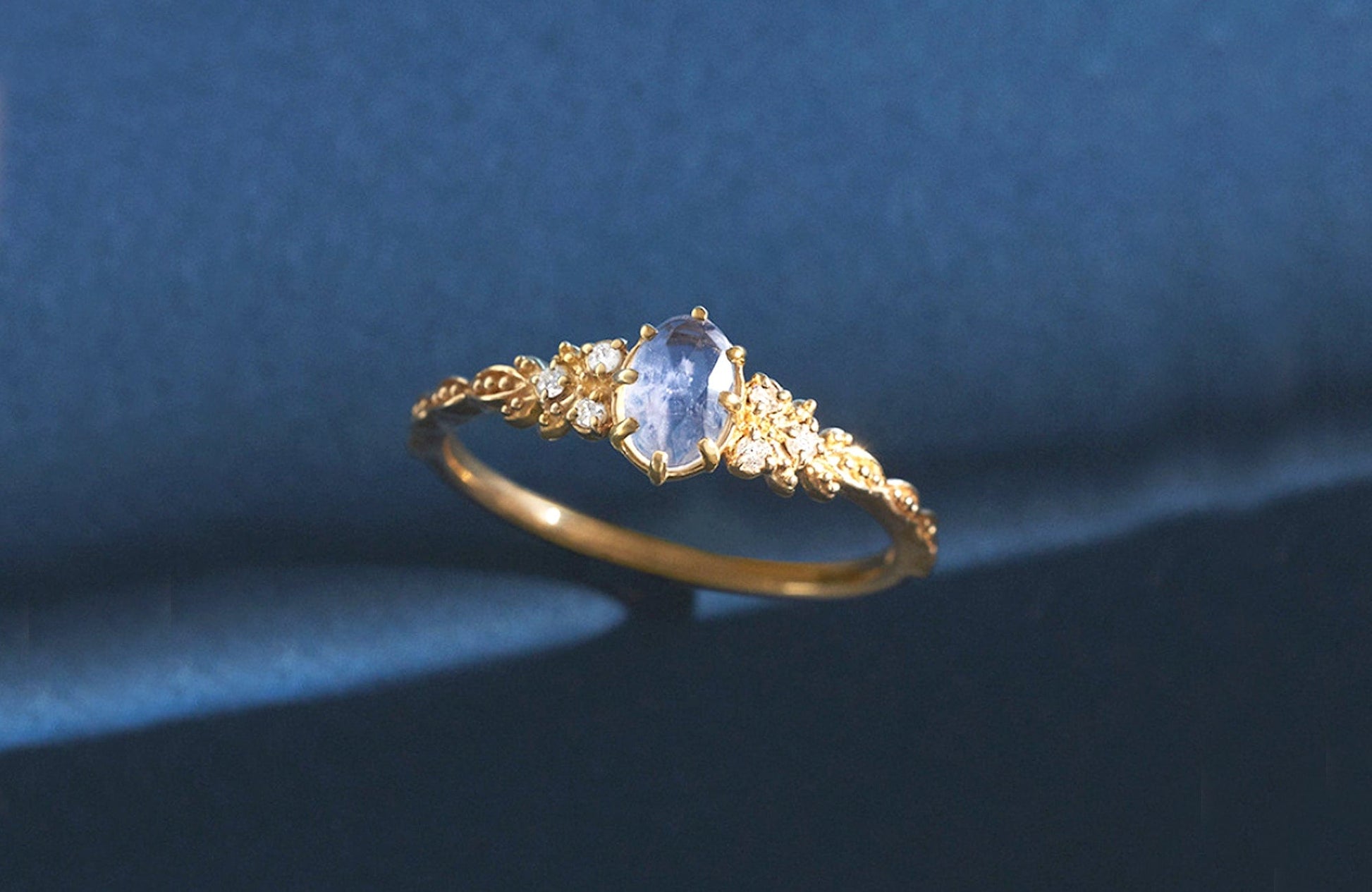 18K Gold Natural Oval Labradorite Ring Discover the Elegance of an 18K Gold Natural Oval Labradorite Ring - Dainty, Vintage Style, Perfect Gift