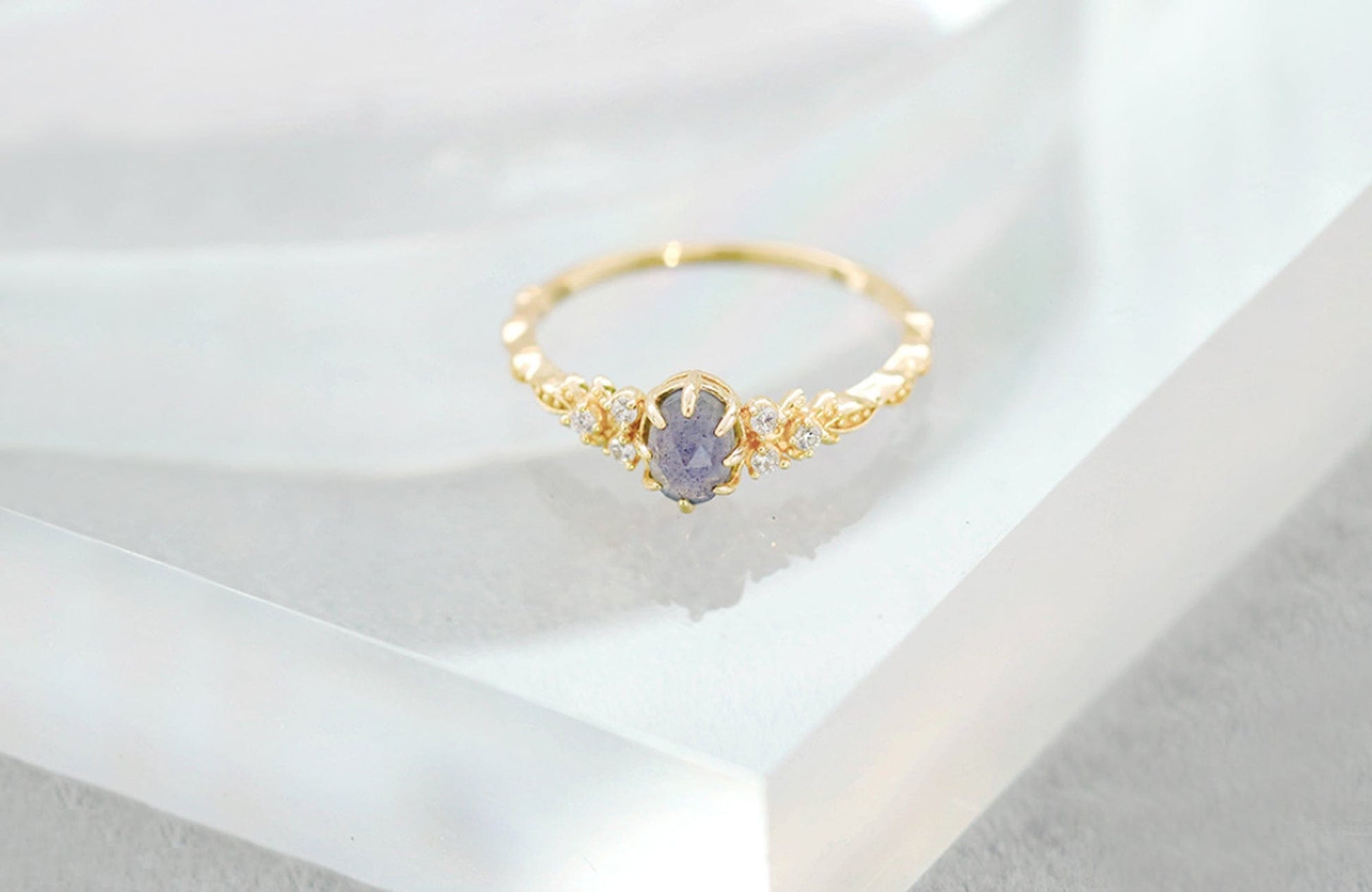18K Gold Natural Oval Labradorite Ring Discover the Elegance of an 18K Gold Natural Oval Labradorite Ring - Dainty, Vintage Style, Perfect Gift