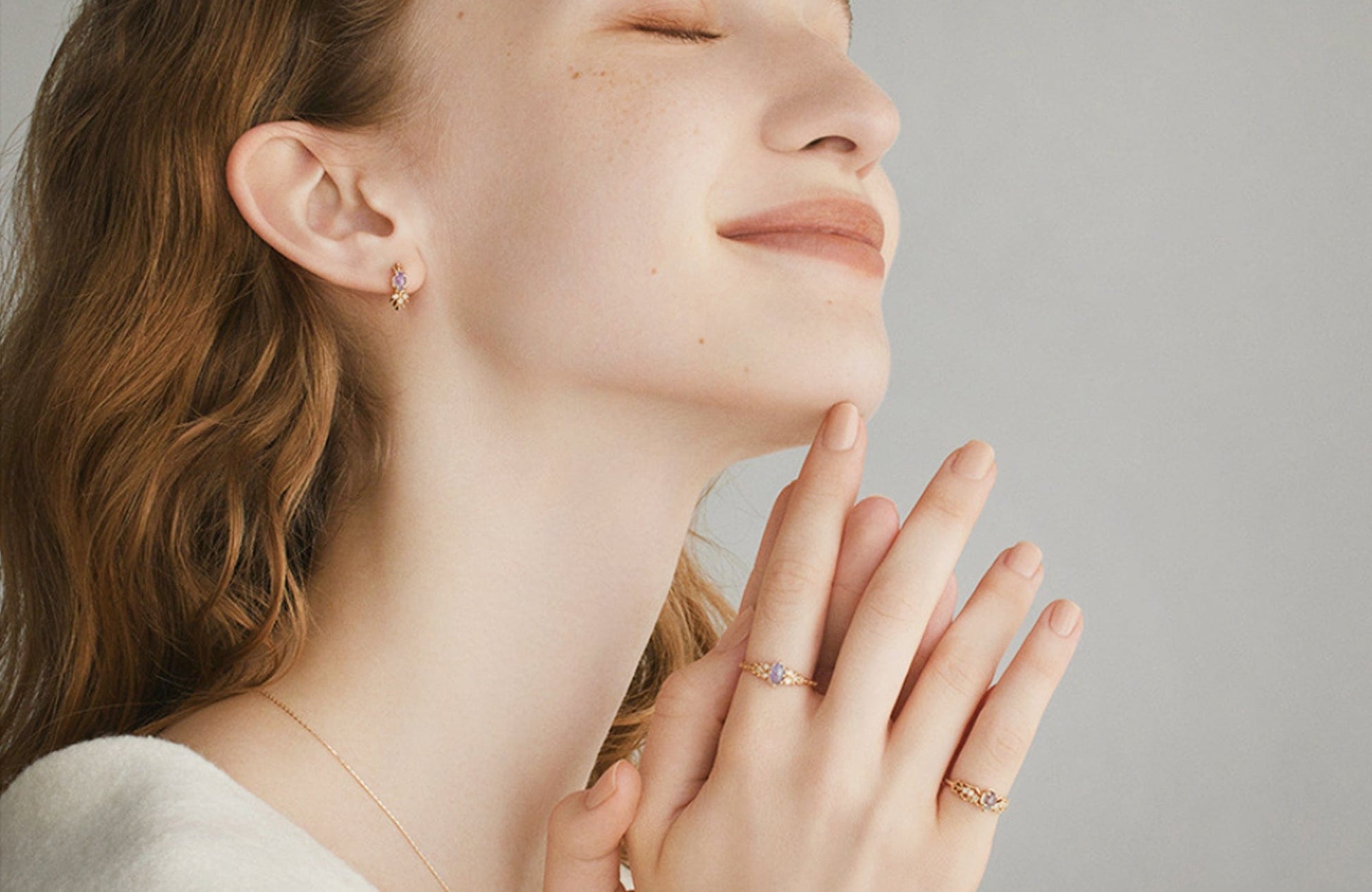 18K Gold Natural Oval Labradorite Ring Discover the Elegance of an 18K Gold Natural Oval Labradorite Ring - Dainty, Vintage Style, Perfect Gift