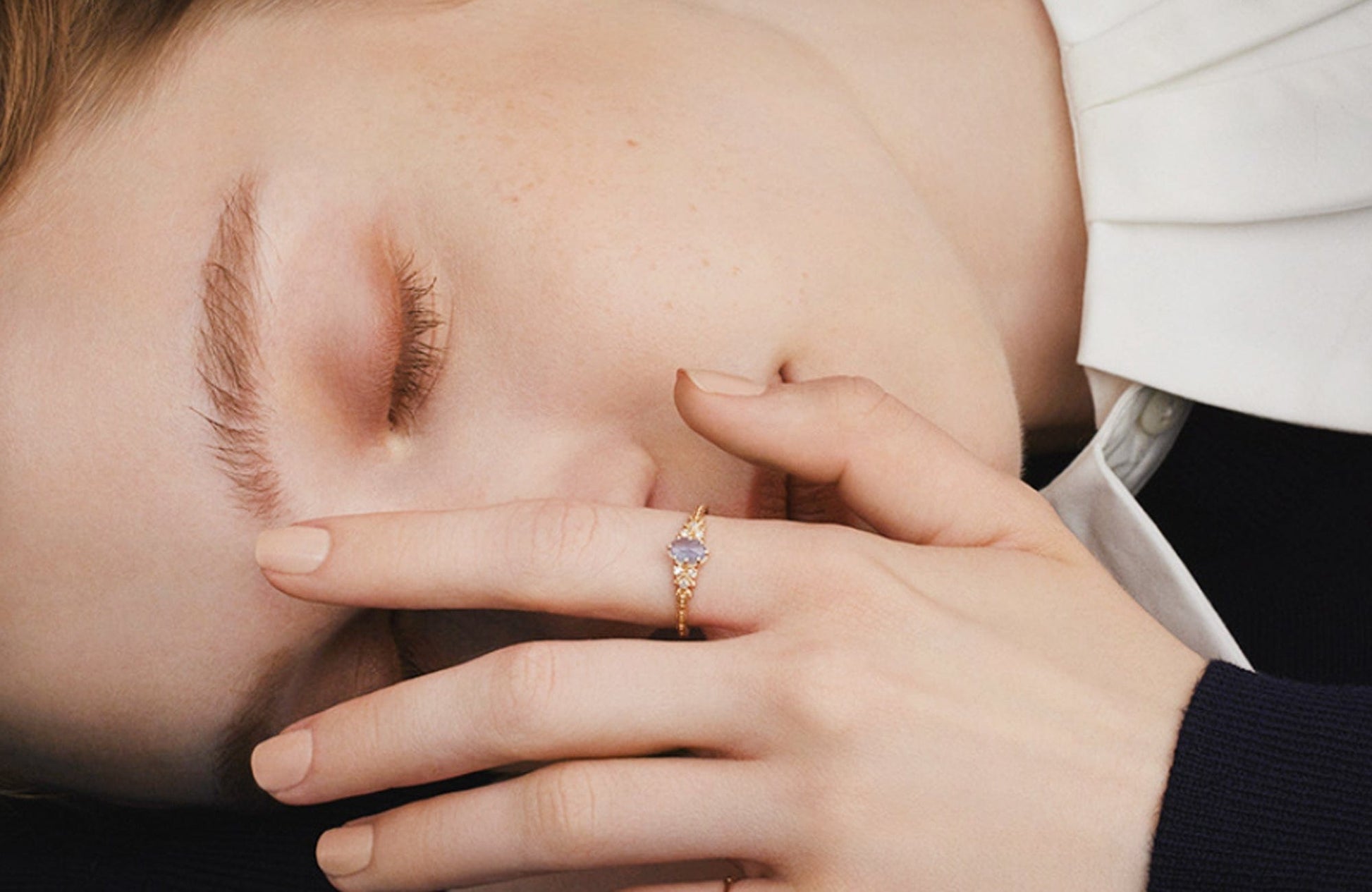 18K Gold Natural Oval Labradorite Ring Discover the Elegance of an 18K Gold Natural Oval Labradorite Ring - Dainty, Vintage Style, Perfect Gift