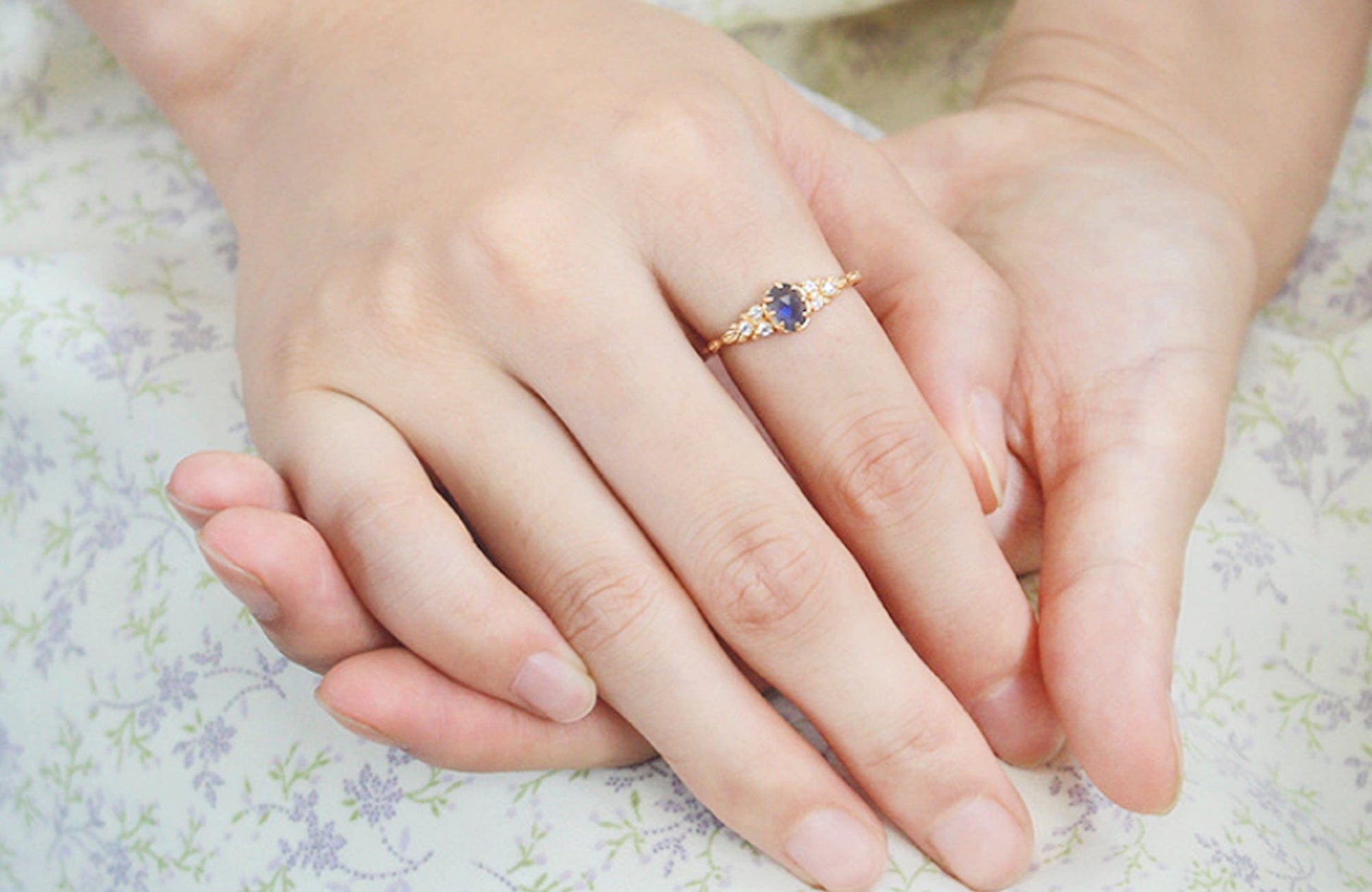 18K Gold Natural Oval Labradorite Ring Discover the Elegance of an 18K Gold Natural Oval Labradorite Ring - Dainty, Vintage Style, Perfect Gift