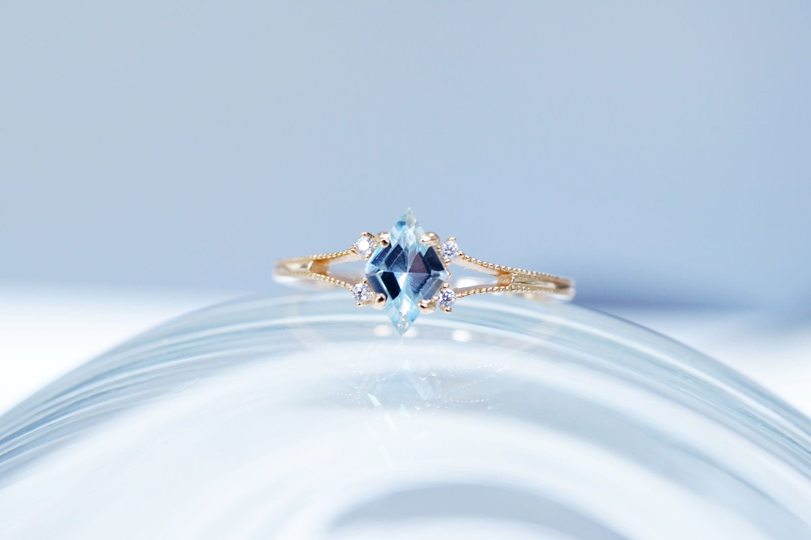 18K Gold Diamong Cut Swiss Blue Topaz Ring Discover the Elegance of an 18K Gold Diamond Cut Swiss Blue Topaz Ring - Perfect Natural Gemstone Gift