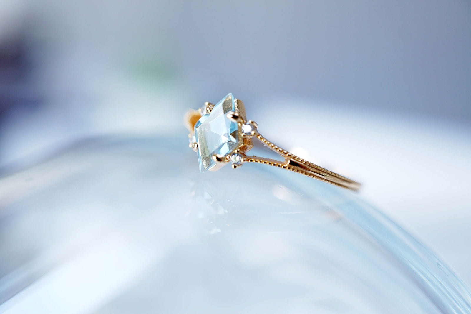 18K Gold Diamong Cut Swiss Blue Topaz Ring Discover the Elegance of an 18K Gold Diamond Cut Swiss Blue Topaz Ring - Perfect Natural Gemstone Gift