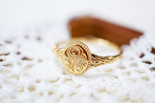 18K Gold 18K Gold Flower Oval Signet Ring Discover the 18K Gold Flower Oval Signet Ring: Vintage Style, Adjustable, and Engraved Floral Design