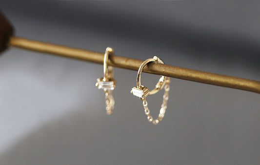 18k Gold Baguette Chain Huggie Earrings